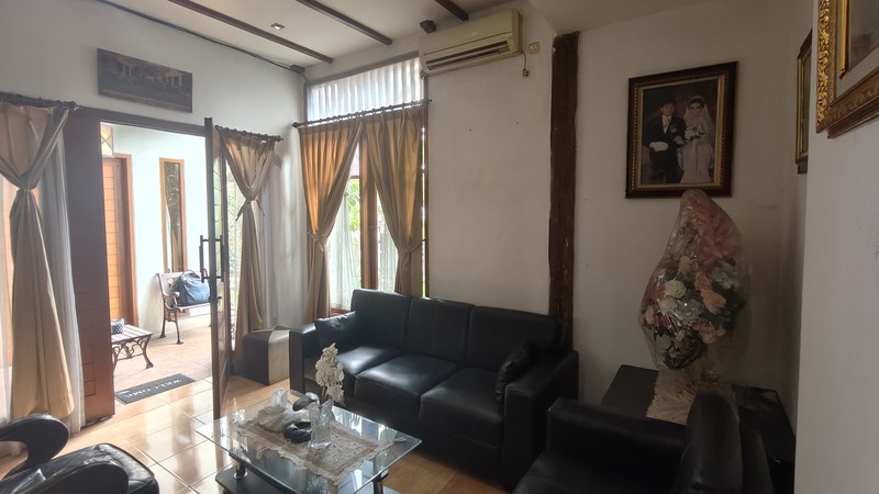 Dijual Cepat! Rumah Luas Lokasi Strategis dan Nyaman di Pejaten - Pasar Minggu Jakarta Selatan