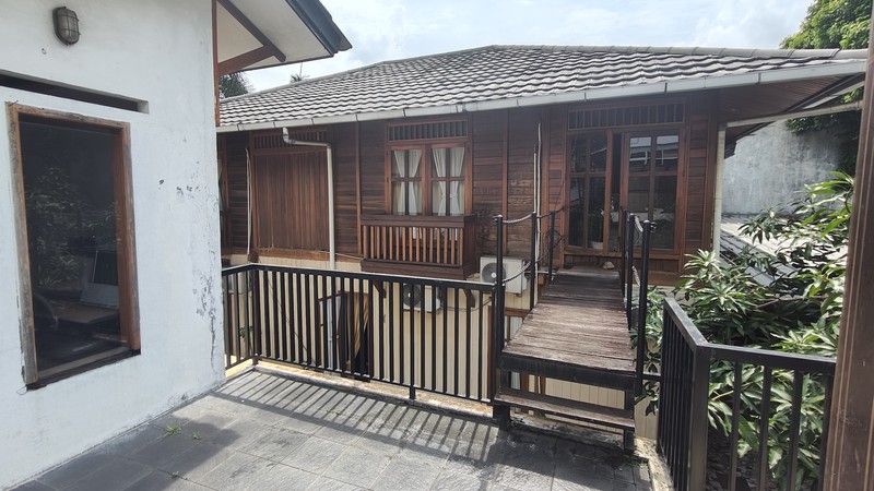 Dijual Cepat! Rumah Luas Lokasi Strategis dan Nyaman di Pejaten - Pasar Minggu Jakarta Selatan