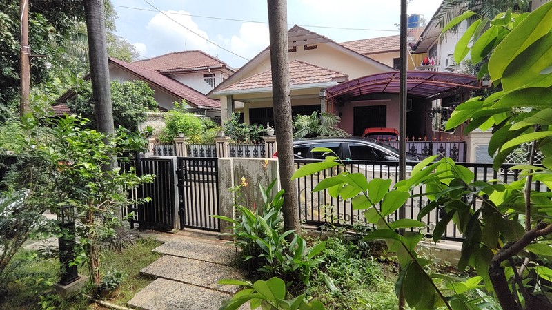 Dijual Cepat! Rumah Luas Lokasi Strategis dan Nyaman di Pejaten - Pasar Minggu Jakarta Selatan