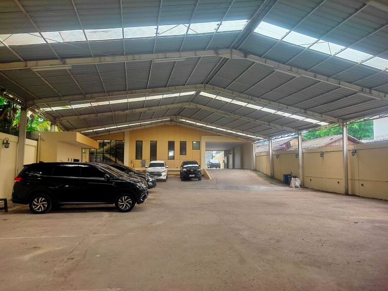 Gedung 3 Lantai Selangkah dari Bintaro dengan Parkir Luas