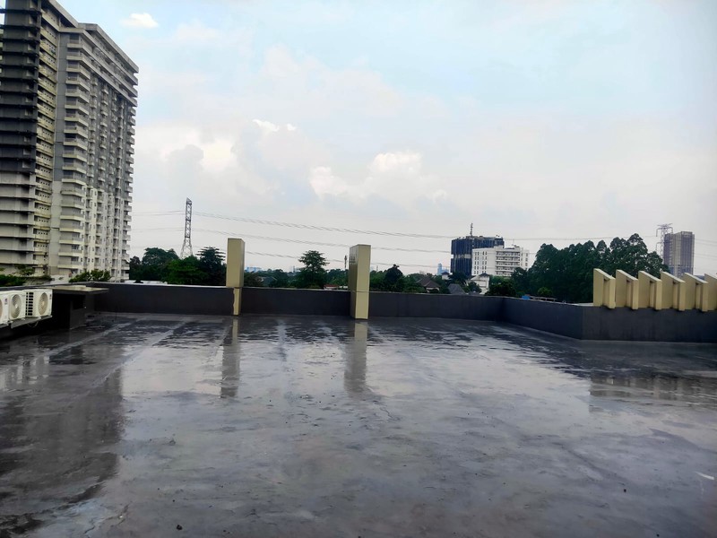 Gedung 3 Lantai Selangkah dari Bintaro dengan Parkir Luas