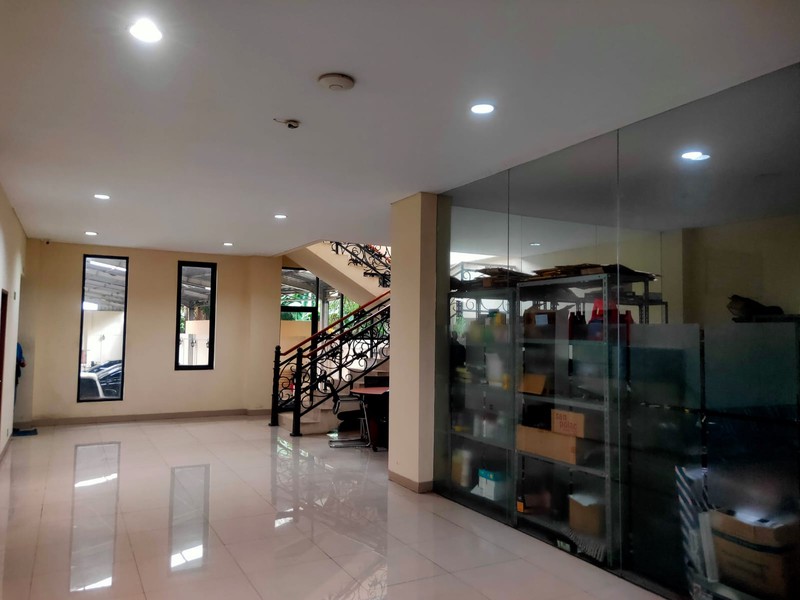 Gedung 3 Lantai Selangkah dari Bintaro dengan Parkir Luas