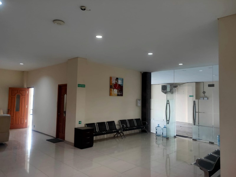 Gedung 3 Lantai Selangkah dari Bintaro dengan Parkir Luas