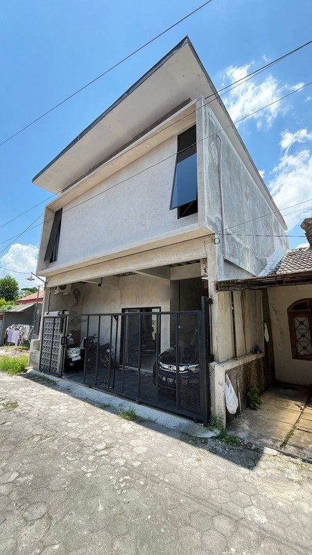 Rumah Semi Furnish 2 Lantai Siap Huni di Ngaglik, Sleman - Lokasi Strategis Dekat Pasar Gentan