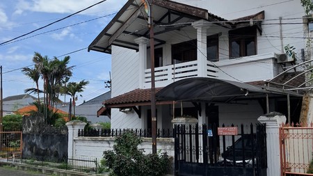 Dijual Rumah Hook Mewah di Manyar Surabaya - Samping Sekolah Petra!