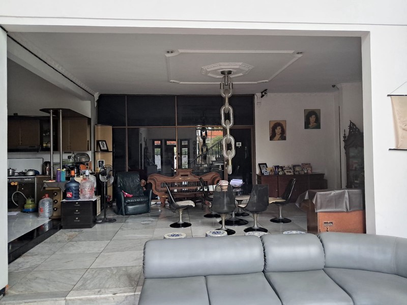 Hunian Strategis Dekat Petra Manyar - Rumah Hook, Garasi 4 Mobil, SHM