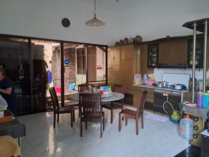 Luas & Lokasi Premium! Rumah Hook 6 Kamar di Manyar - Samping Sekolah Petra