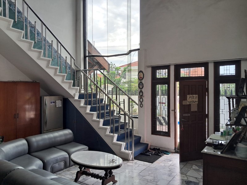 Luas & Lokasi Premium! Rumah Hook 6 Kamar di Manyar - Samping Sekolah Petra