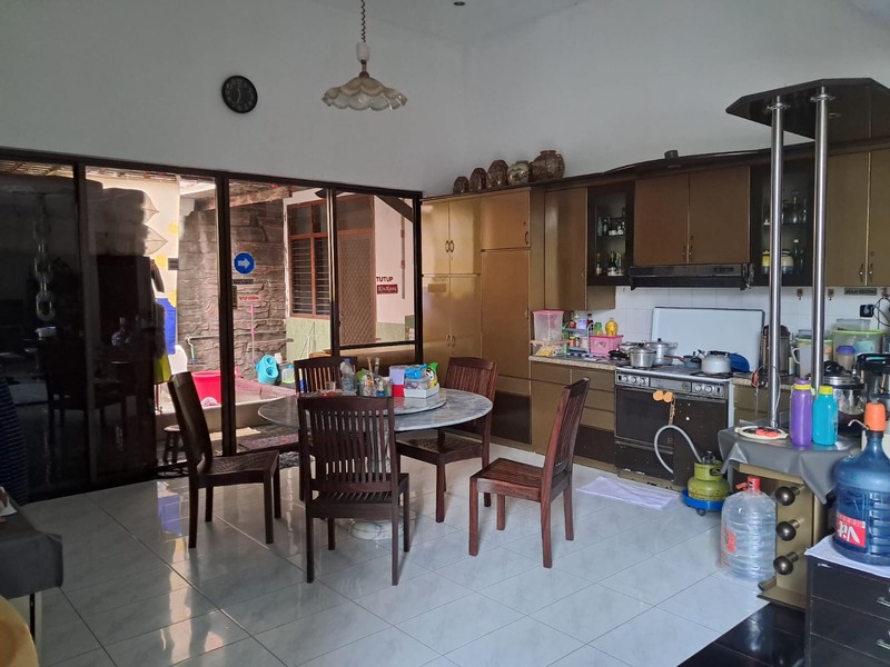 Luas & Lokasi Premium! Rumah Hook 6 Kamar di Manyar - Samping Sekolah Petra