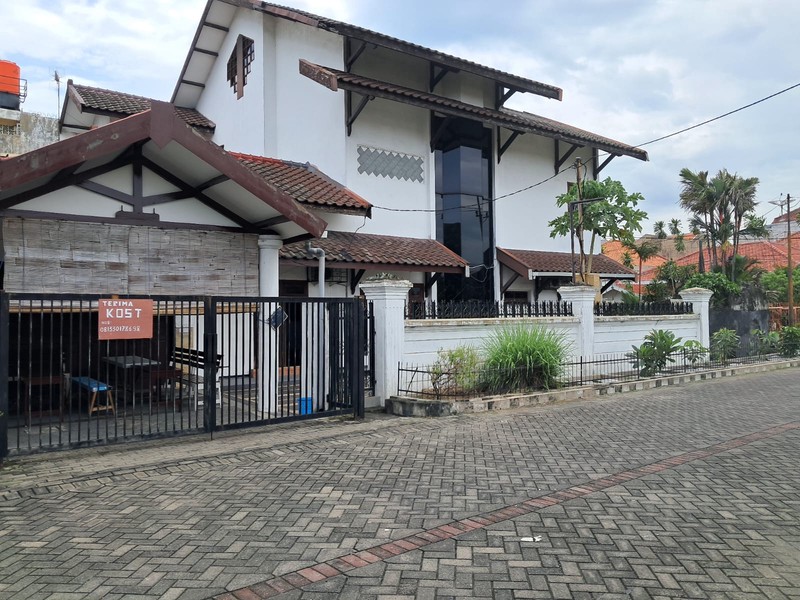 Dijual Rumah Hook Samping SMA Petra Manyar - Hadap Selatan-Barat
