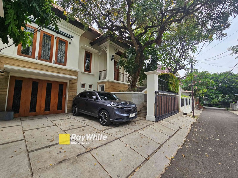 Rumah di Jalan Keuangan, Fatmawati, Jaksel, Furnished, Private Pool, 1 km ke MRT Fatmawati