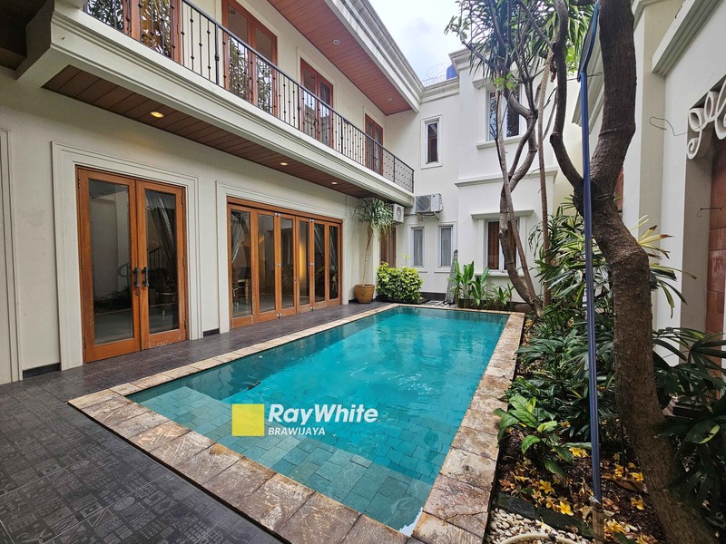 Rumah di Jalan Keuangan, Fatmawati, Jaksel, Furnished, Private Pool, 1 km ke MRT Fatmawati