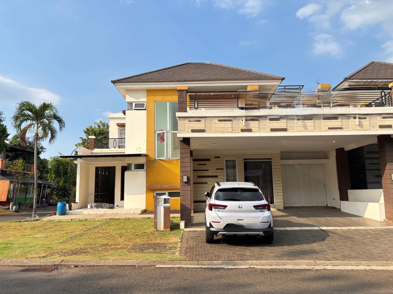 Rumah Besar posisi Hoek di Cluster Premium Kota Wisata Cibubur  