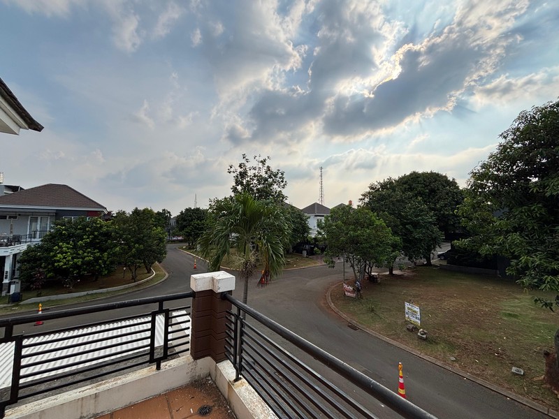 Rumah Besar posisi Hoek di Cluster Premium Kota Wisata Cibubur  