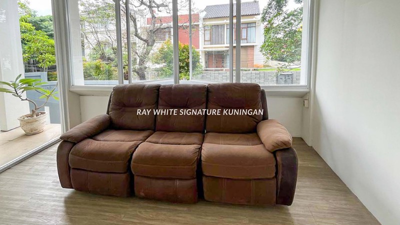 Rumah Tropical Modern 3 Lantai di Pondok Indah - Mewah, Asri, dan Siap Huni!