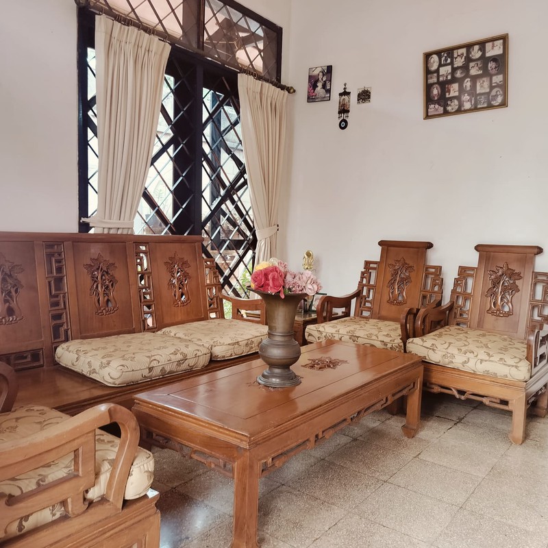 Rumah lama di Jalan Daha luas : 350 m2, berjakark 1,5 km ke SD AL Azhar  6 Jaka Permai, 2 km askses tol beca kayu