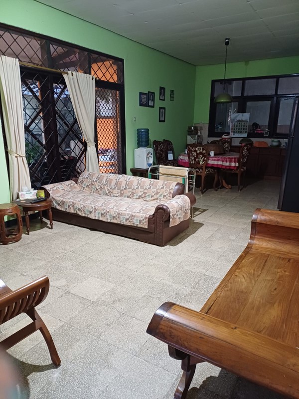 Rumah lama di Jalan Daha luas : 350 m2, berjakark 1,5 km ke SD AL Azhar  6 Jaka Permai, 2 km askses tol beca kayu