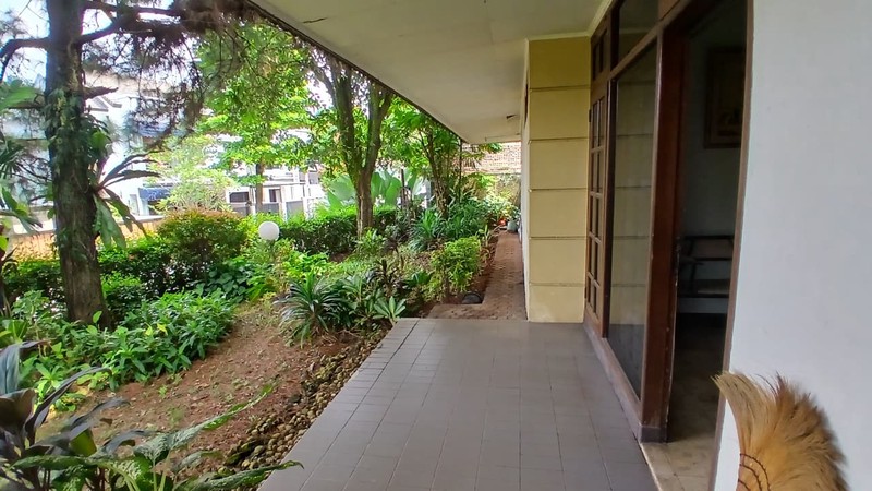 Rumah Taman luas di Puri Cinerr, murah, jual cepat, di lingkungan Asri