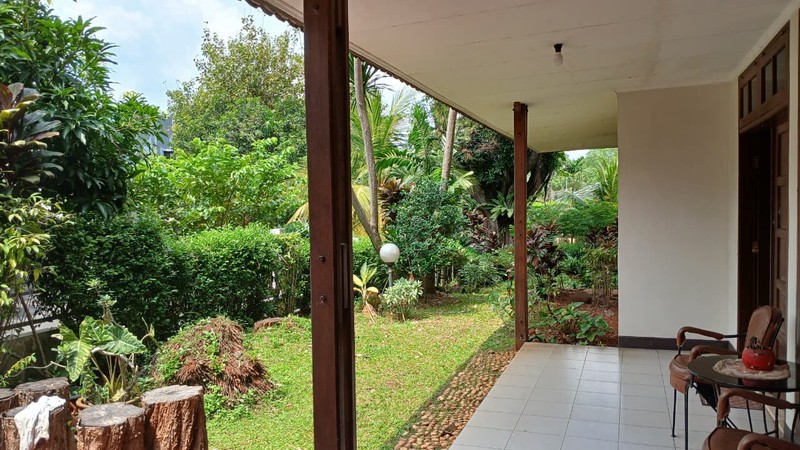 Rumah Taman luas di Puri Cinerr, murah, jual cepat, di lingkungan Asri