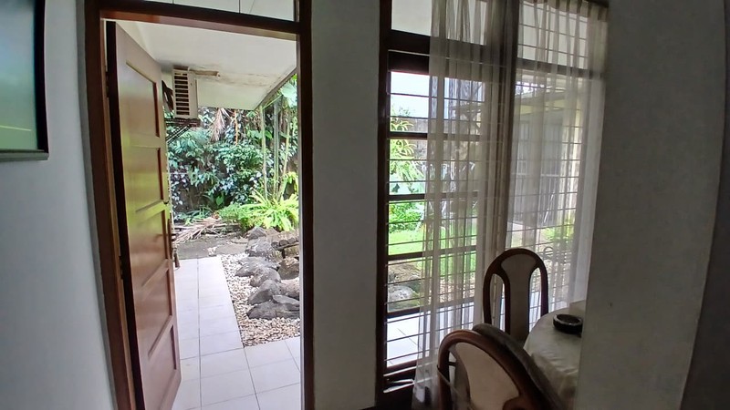 Rumah Taman luas di Puri Cinerr, murah, jual cepat, di lingkungan Asri