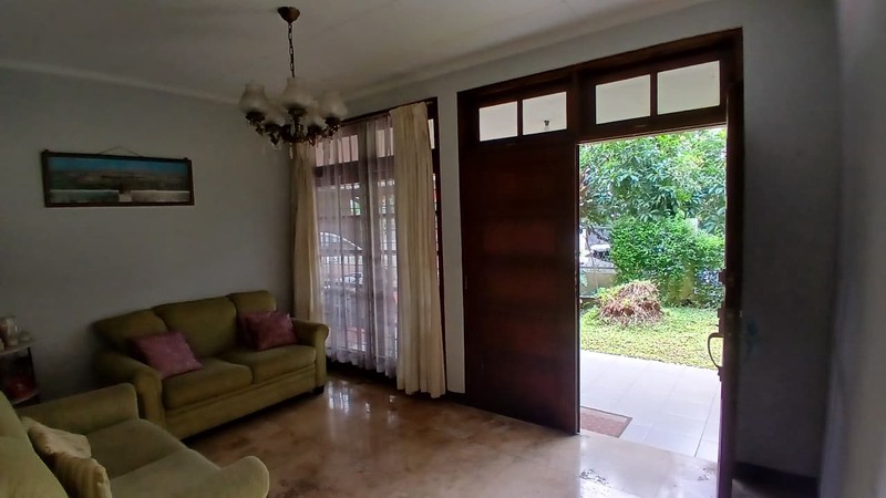 Rumah Taman luas di Puri Cinerr, murah, jual cepat, di lingkungan Asri
