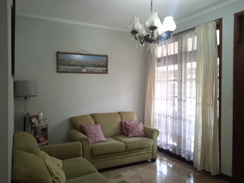 Rumah Taman luas di Puri Cinerr, murah, jual cepat, di lingkungan Asri