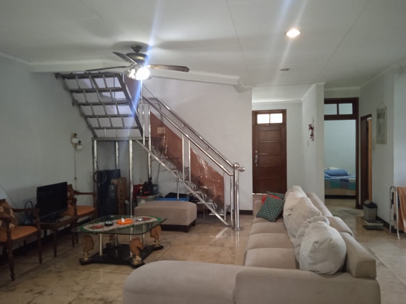 Rumah Taman luas di Puri Cinerr, murah, jual cepat, di lingkungan Asri