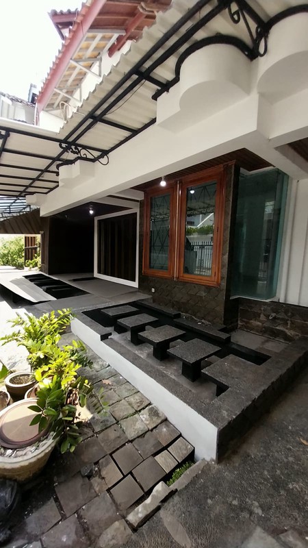 Rumah dijual lokasi Premium di Kelapa Gading cocok untuk rumah tinggal yang nyaman atau silent office yang elegant.