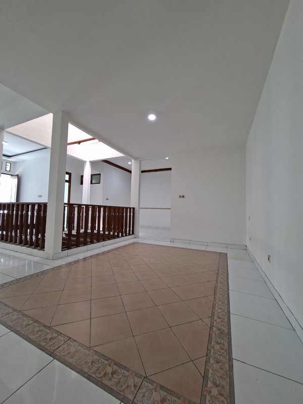 Rumah dijual lokasi Premium di Kelapa Gading cocok untuk rumah tinggal yang nyaman atau silent office yang elegant.