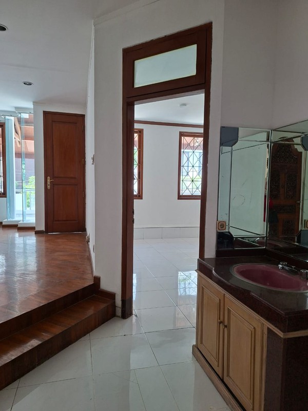 Rumah dijual lokasi Premium di Kelapa Gading cocok untuk rumah tinggal yang nyaman atau silent office yang elegant.