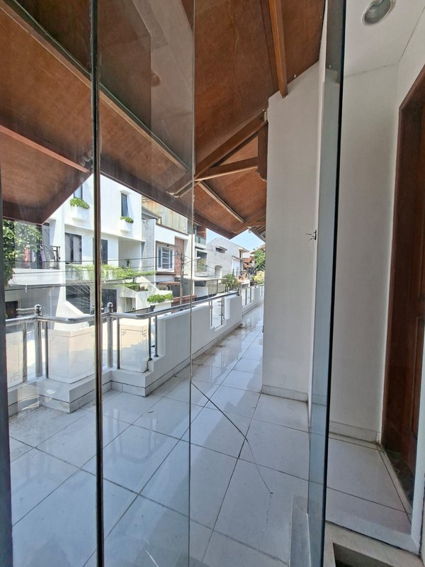 Rumah dijual lokasi Premium di Kelapa Gading cocok untuk rumah tinggal yang nyaman atau silent office yang elegant.