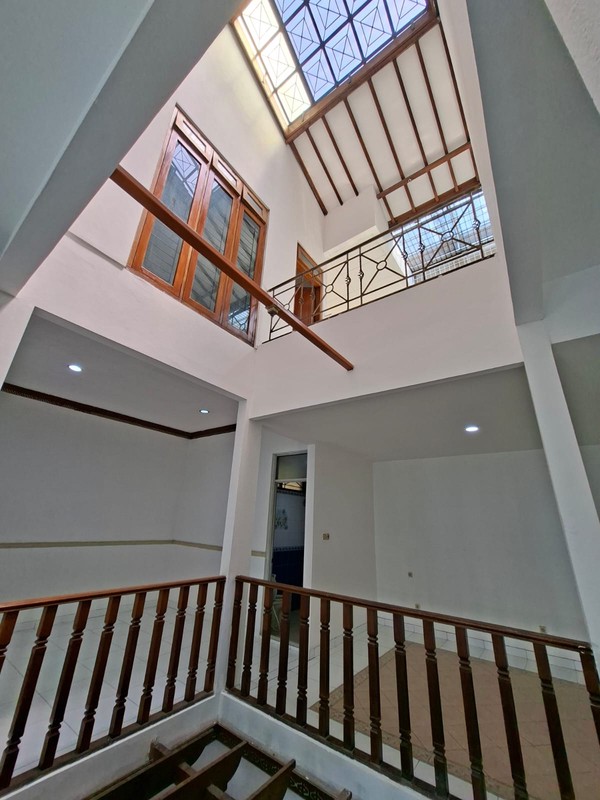 Rumah dijual lokasi Premium di Kelapa Gading cocok untuk rumah tinggal yang nyaman atau silent office yang elegant.