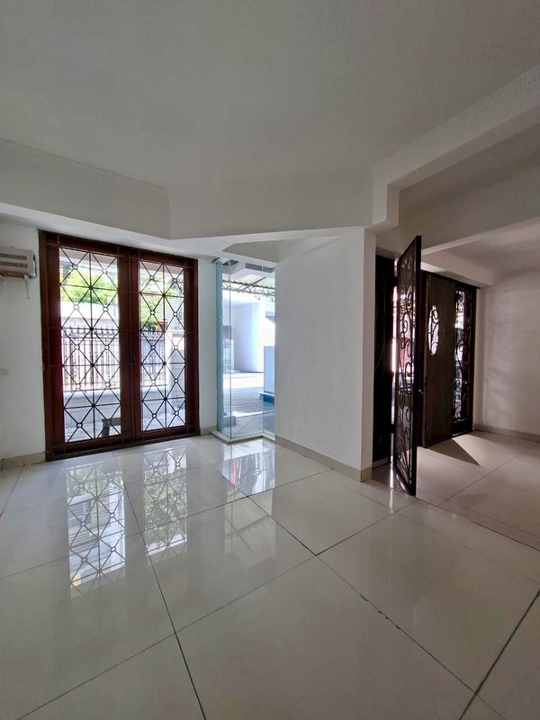 Rumah dijual lokasi Premium di Kelapa Gading cocok untuk rumah tinggal yang nyaman atau silent office yang elegant.