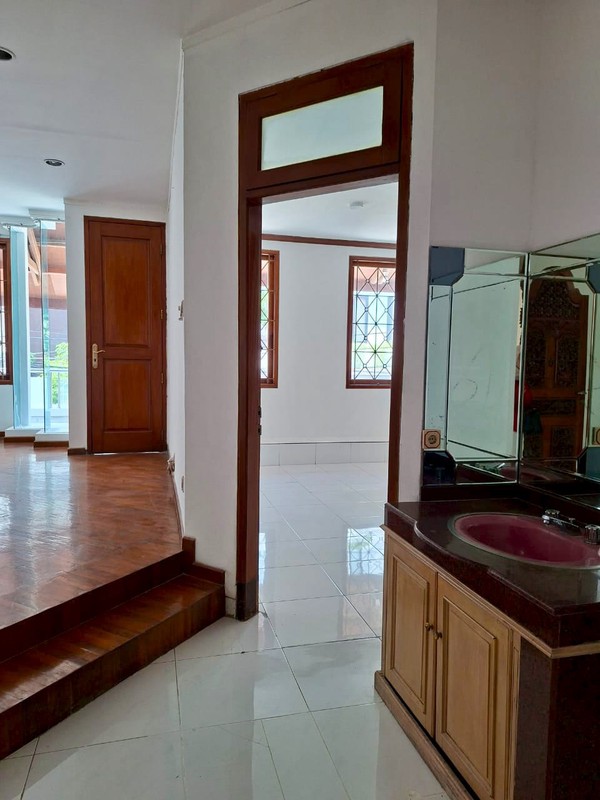 Rumah dijual lokasi Premium di Kelapa Gading cocok untuk rumah tinggal yang nyaman atau silent office yang elegant.
