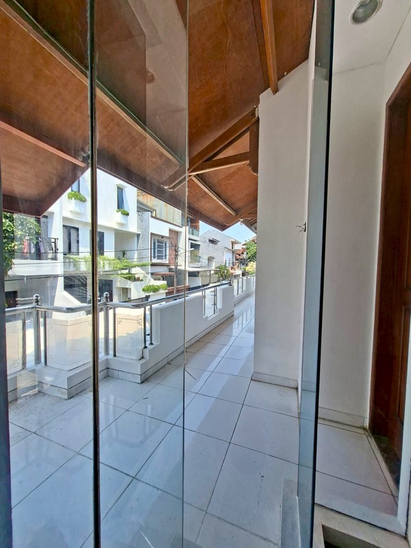 Rumah dijual lokasi Premium di Kelapa Gading cocok untuk rumah tinggal yang nyaman atau silent office yang elegant.