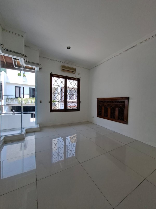 Rumah dijual lokasi Premium di Kelapa Gading cocok untuk rumah tinggal yang nyaman atau silent office yang elegant.