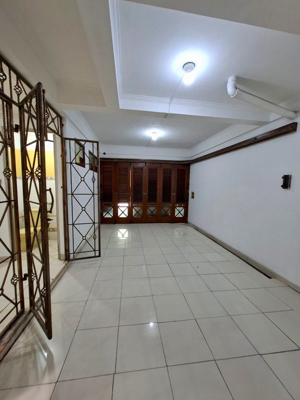 Rumah dijual lokasi Premium di Kelapa Gading cocok untuk rumah tinggal yang nyaman atau silent office yang elegant.