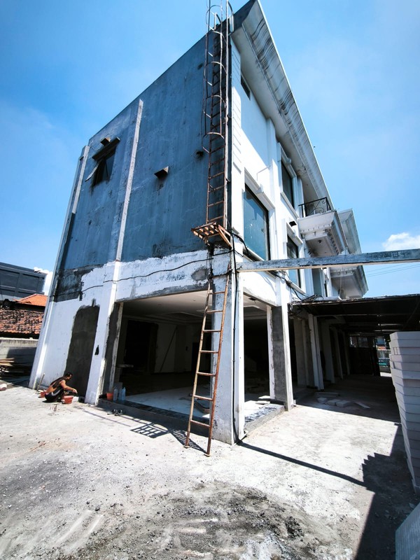 DIJUAL/SEWAKAN CEPAT GEDUNG 3 LANTAI ADA LIFT NOL JALAN RAYA MAYJEND SUNGKONO SURABAYA BARAT