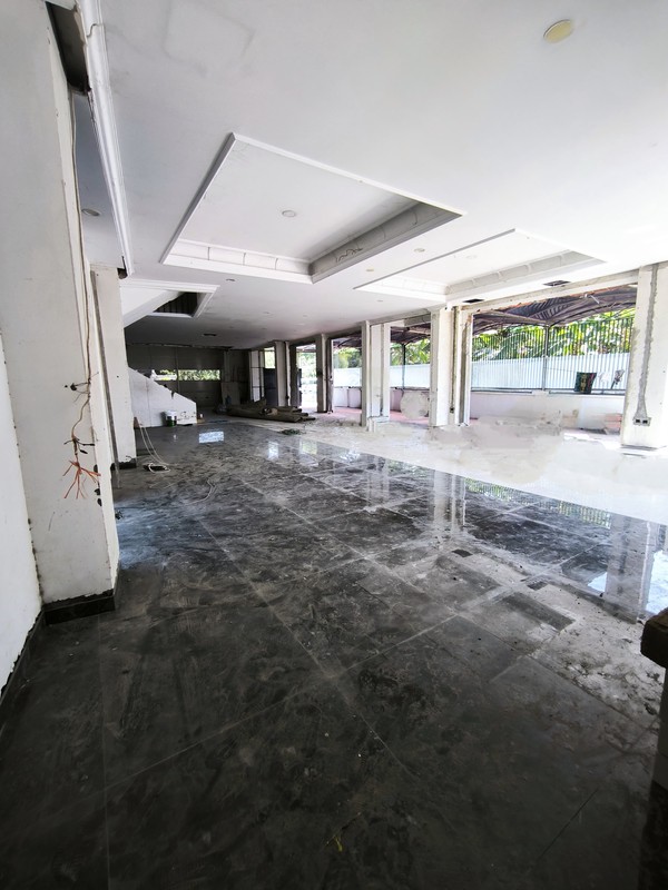 DIJUAL/SEWAKAN CEPAT GEDUNG 3 LANTAI ADA LIFT NOL JALAN RAYA MAYJEND SUNGKONO SURABAYA BARAT