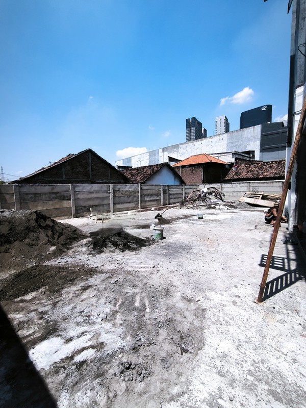 DIJUAL/SEWAKAN CEPAT GEDUNG 3 LANTAI ADA LIFT NOL JALAN RAYA MAYJEND SUNGKONO SURABAYA BARAT