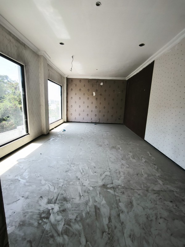 DIJUAL/SEWAKAN CEPAT GEDUNG 3 LANTAI ADA LIFT NOL JALAN RAYA MAYJEND SUNGKONO SURABAYA BARAT