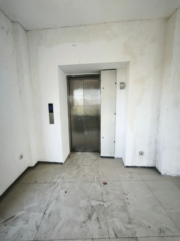 DIJUAL/SEWAKAN CEPAT GEDUNG 3 LANTAI ADA LIFT NOL JALAN RAYA MAYJEND SUNGKONO SURABAYA BARAT