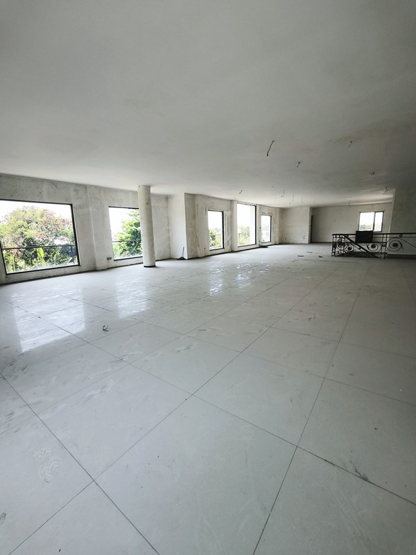 DIJUAL/SEWAKAN CEPAT GEDUNG 3 LANTAI ADA LIFT NOL JALAN RAYA MAYJEND SUNGKONO SURABAYA BARAT