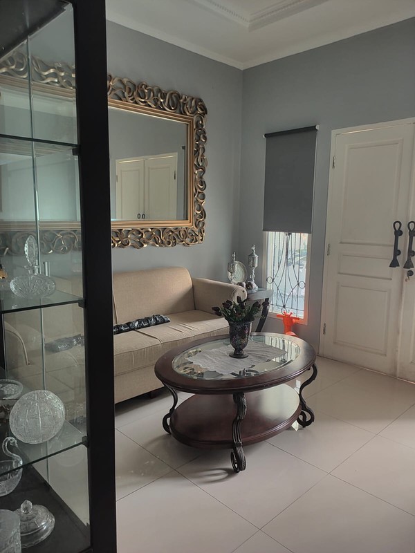 Rumah Cantik 2 Lantai dengan KT 4+1 KM 4+1 Sertifikat SHM di Cinere, Depok