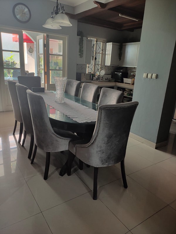 Rumah Cantik 2 Lantai dengan KT 4+1 KM 4+1 Sertifikat SHM di Cinere, Depok