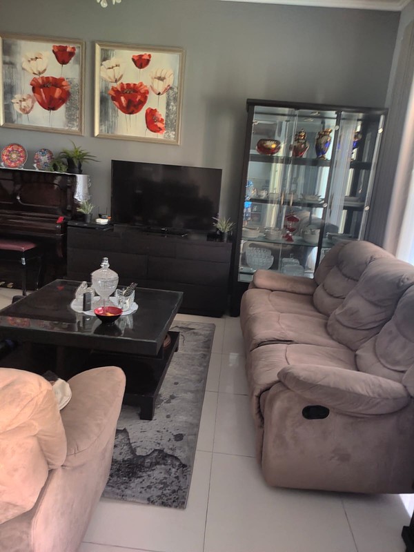 Rumah Cantik 2 Lantai dengan KT 4+1 KM 4+1 Sertifikat SHM di Cinere, Depok
