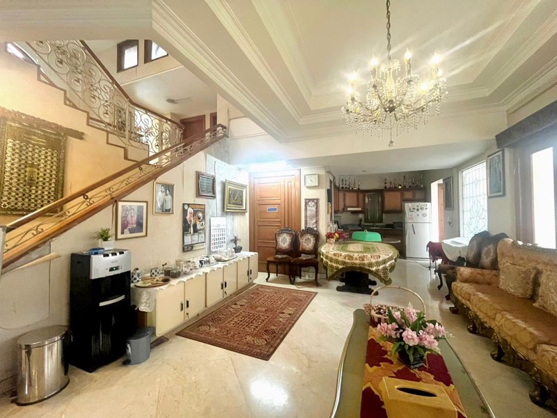 Mansion Mewah 3 Lantai di Sektor 1 Bintaro Jakarta Selatan - Hook, Kolam Renang, SHM, Furnished, Akses Tol 5 Menit