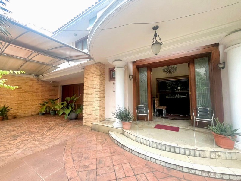 Mansion Mewah 3 Lantai di Sektor 1 Bintaro Jakarta Selatan - Hook, Kolam Renang, SHM, Furnished, Akses Tol 5 Menit