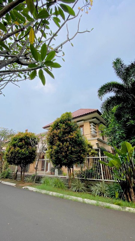 Mansion Mewah 3 Lantai di Sektor 1 Bintaro Jakarta Selatan - Hook, Kolam Renang, SHM, Furnished, Akses Tol 5 Menit