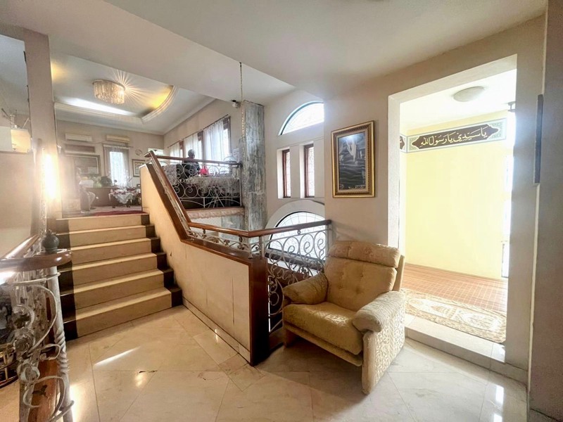 Mansion Mewah 3 Lantai di Sektor 1 Bintaro Jakarta Selatan - Hook, Kolam Renang, SHM, Furnished, Akses Tol 5 Menit